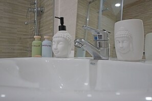 Douche, séchoir à cheveux, serviettes fournies, savon
