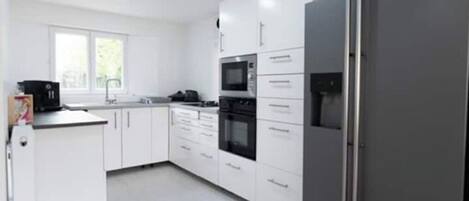 Frigorífico, microondas, horno y placa de cocina