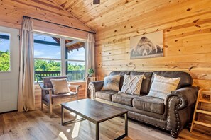 Smart TV, fireplace, video games, books - MountainView!1miletoPkwy!TheaterRm!2Pools!HotTub!PoolTable!Arcade!Shuffleboard! (Pigeon Forge)