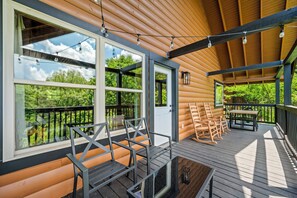 Outdoor dining - MountainView!1miletoPkwy!TheaterRm!2Pools!HotTub!PoolTable!Arcade!Shuffleboard! (Pigeon Forge)