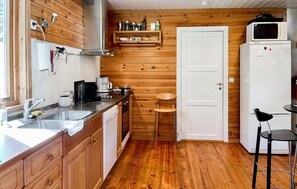 Kjøleskap, ovn, kokeplater og oppvaskmaskin