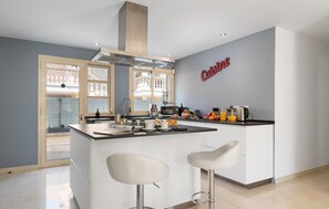 Réfrigérateur, plaque de cuisson, lave-vaisselle, cafetière/bouilloire