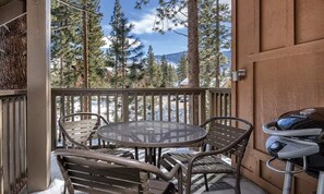 Outdoor dining - Charming 2BR/2BA Lodge-Style Resort South Lake Tahoe (Zephyr Cove)