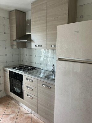 Kühlschrank, Ofen, Herdplatte, Wasserkocher mit Kaffee-/Teezubehör