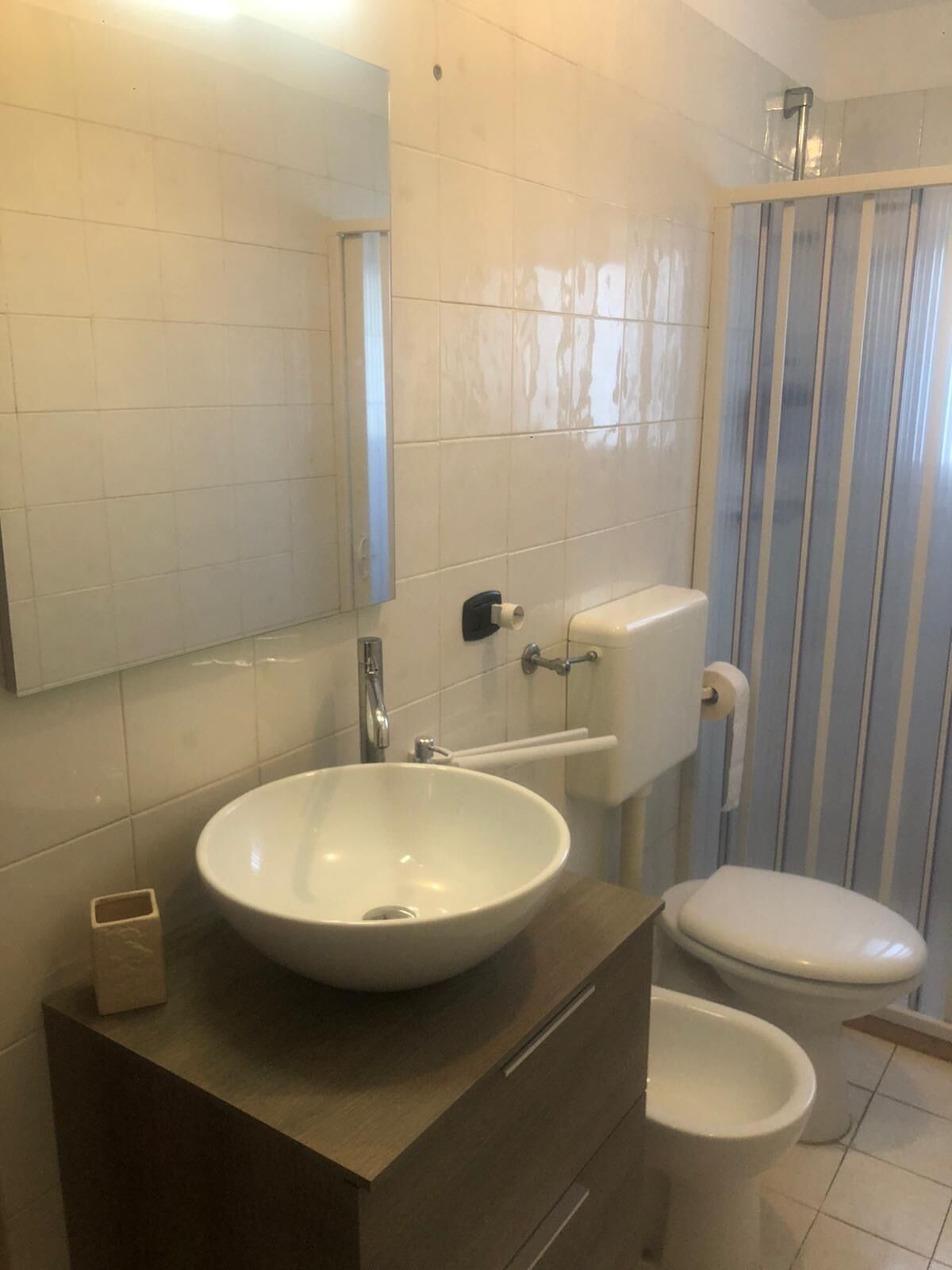 Een douche, een haardroger, een bidet, handdoeken