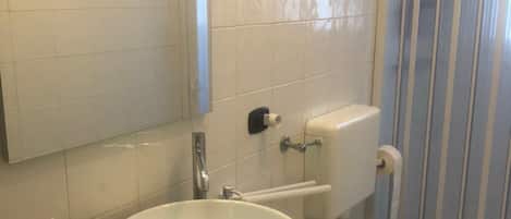 Dusche, Haartrockner, Bidet, Handtücher