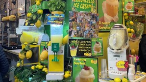 A vibrant lemonade stand with lemon-themed decorations and a variety of lemon-based drinks and desserts. - Apartment in the heart of Sorrento (Sorrento)