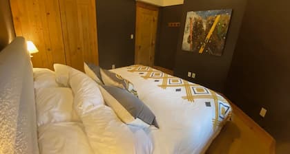 Chic mountain ski-in condo. Cozy gas fireplace, luxuriously appointed.