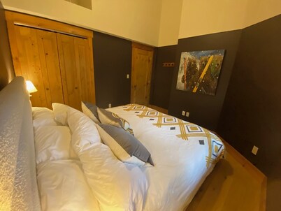 Chic mountain ski-in condo. Cozy gas fireplace, luxuriously appointed.   