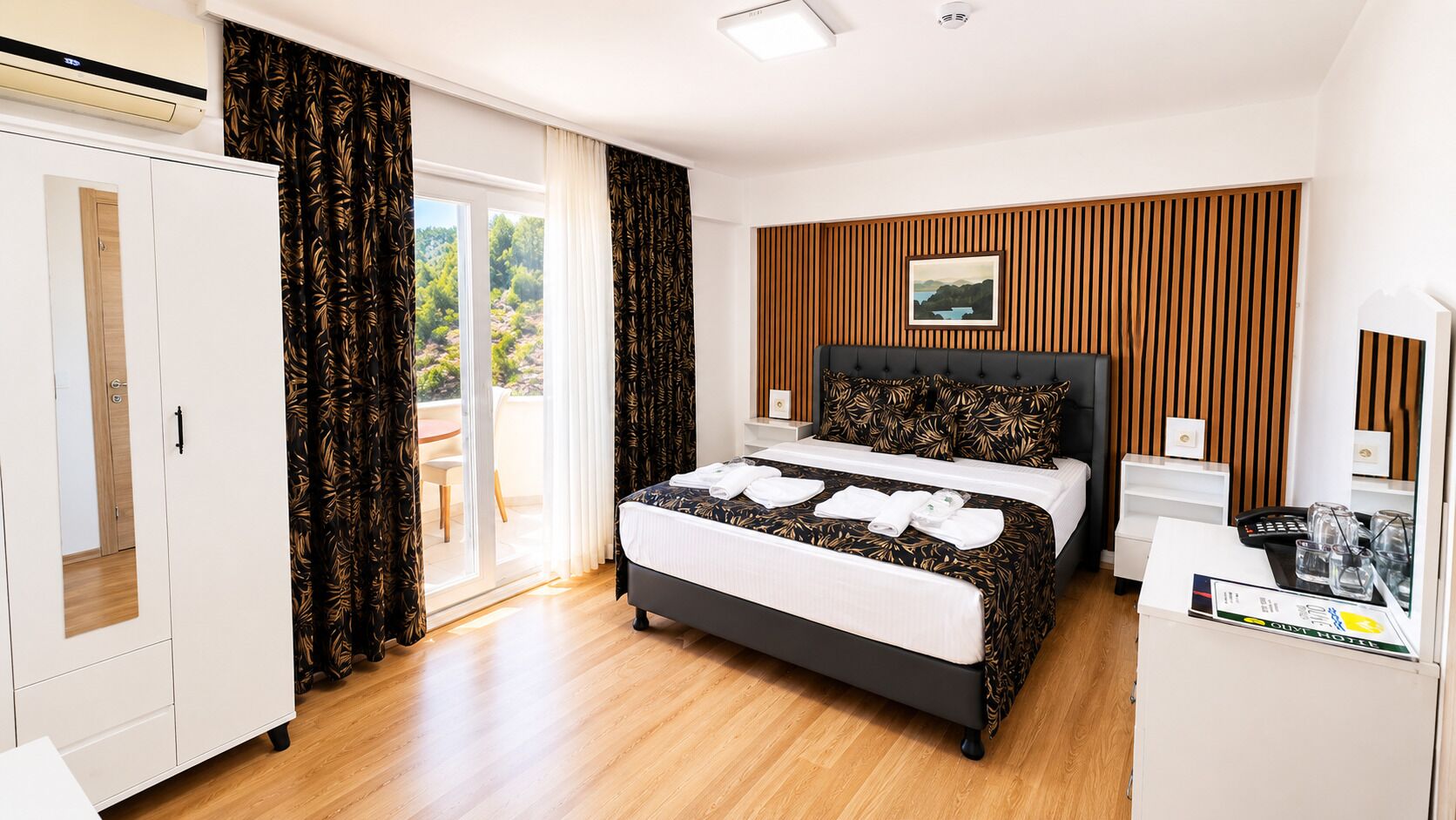 Quarto casal standard | Roupas de cama premium, frigobar, escrivaninha, berços grátis