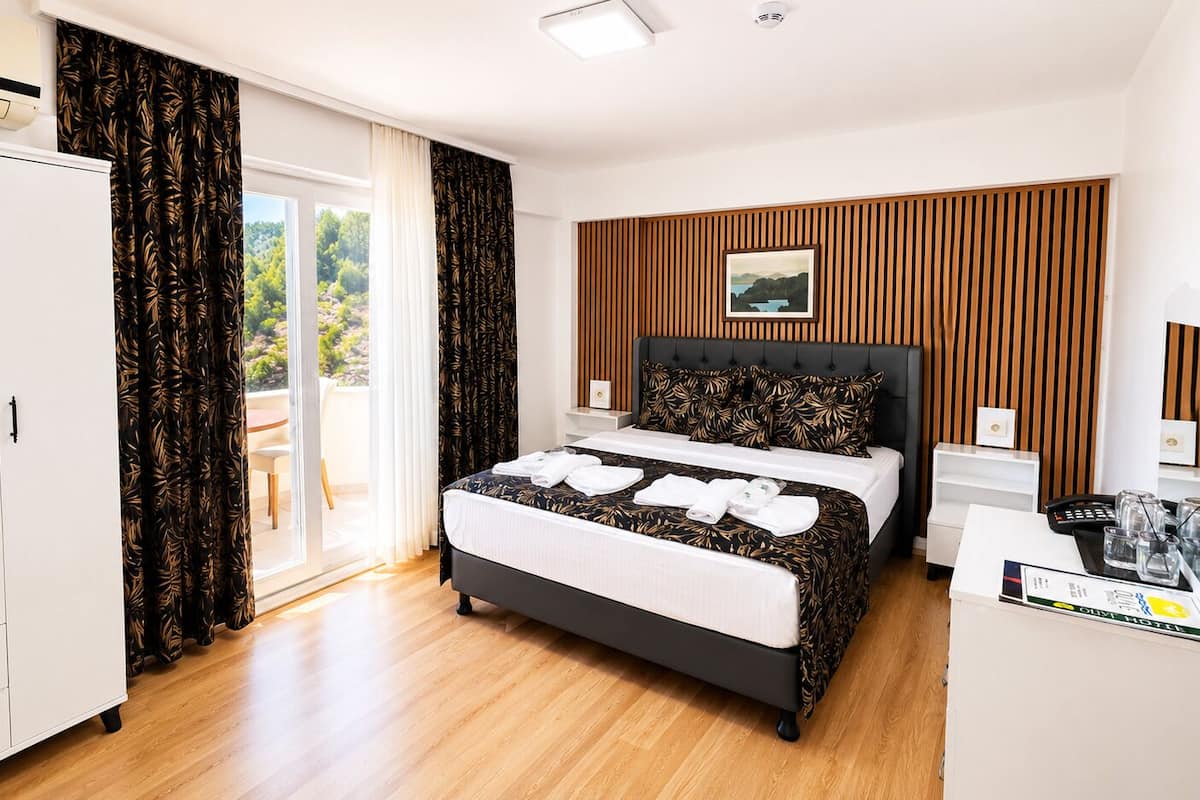 Quarto casal standard | Roupas de cama premium, frigobar, escrivaninha, berços grátis