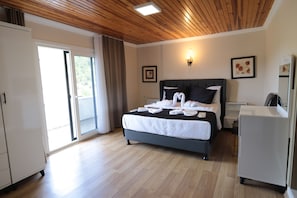 Quarto casal standard | Roupas de cama premium, frigobar, escrivaninha, berços grátis