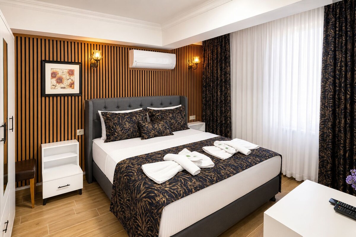 Ground Floor Double Room | Peralatan tempat tidur premium, bar mini, meja, kalis bunyi 