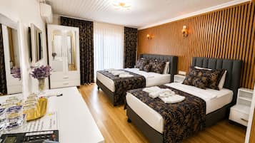 Standaard driepersoonskamer | Luxe beddengoed, een minibar, een bureau, gratis babybedden