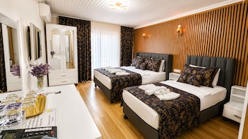 Habitación triple estándar | Ropa de cama de alta calidad, minibar, escritorio y cunas gratuitas