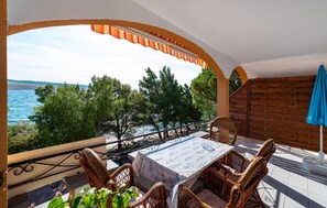 Outdoor dining - Beach front apartment in Rovanjska (Rovanjska)