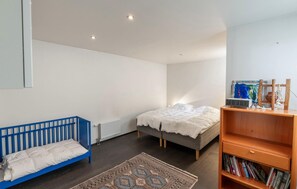 4 bedrooms, travel crib