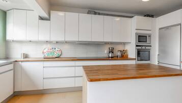 Kylskåp, ugn, diskmaskin och kaffe- och tebryggare