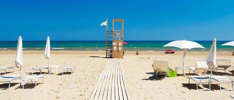 Una spiaggia nelle vicinanze, pesca