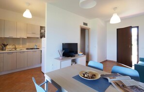 Kühlschrank, Herdplatte, Wasserkocher mit Kaffee-/Teezubehör