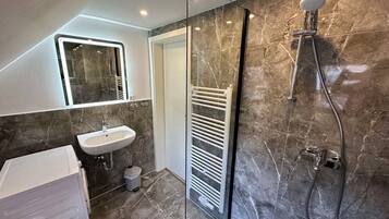 Vierbettzimmer, Küche | Badezimmer | Dusche, Haartrockner, Handtücher, Seife
