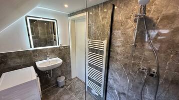 Kamar Quadruple, dapur | Kamar mandi | Shower, pengering rambut, handuk, dan sabun