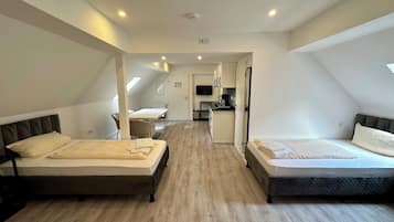 Vierbettzimmer, Küche | Schallisolierte Zimmer, kostenloses WLAN, Bettwäsche