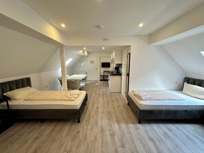 Quadruple Room, Kitchen | Soundproofing, free WiFi, bed sheets - Durmaz Hotel (Hannover)