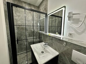 Shower, hair dryer, towels, soap - Durmaz Hotel (Hannover)