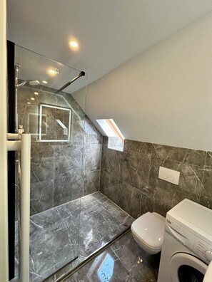 Quadruple Room, Kitchen | Bathroom | Shower, hair dryer, towels, soap - Durmaz Hotel (Hannover)