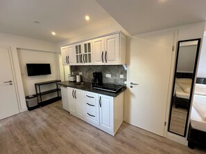 Quadruple Room, Kitchen | Private kitchen - Durmaz Hotel (Hannover)