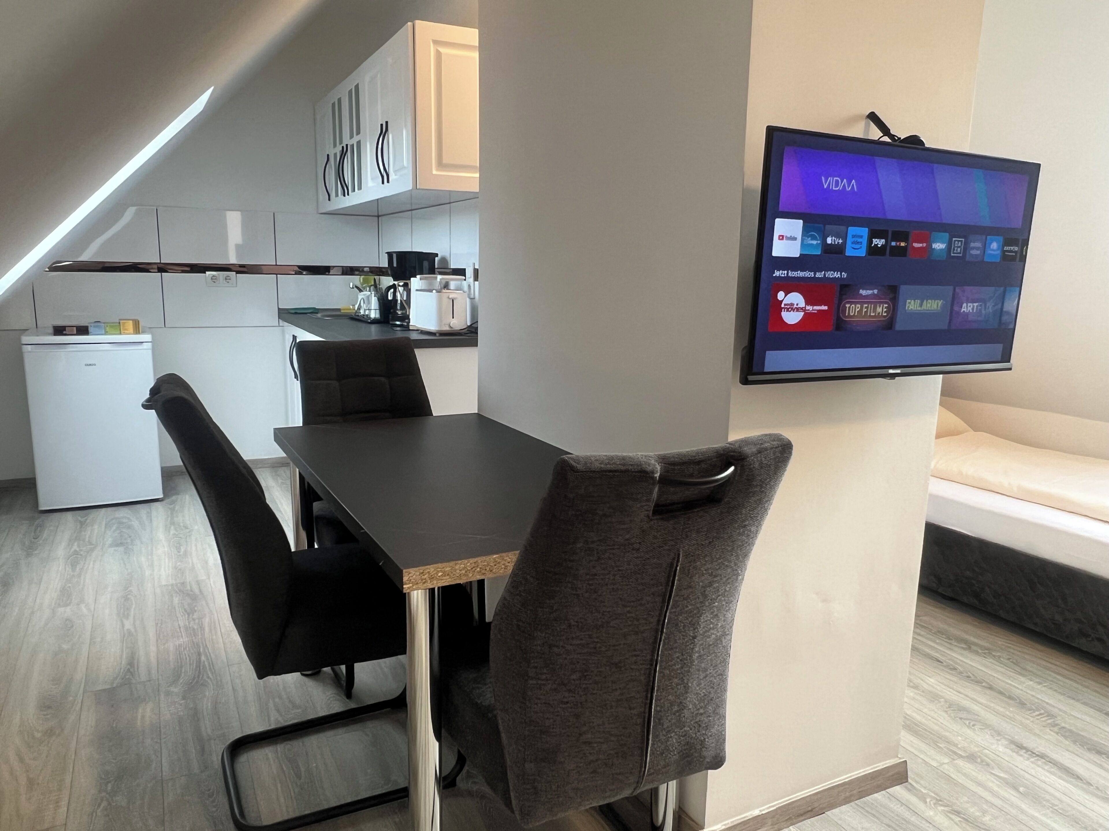 Driepersoonskamer, keuken | Woonruimte | Een smart-tv