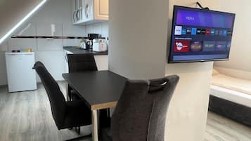 Driepersoonskamer, keuken | Woonruimte | Een smart-tv