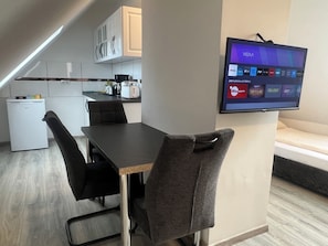 Triple Room, Kitchen | Living area | Smart TV - Durmaz Hotel (Hannover)