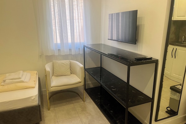 Twin Room, Kitchen | Living area | Smart TV