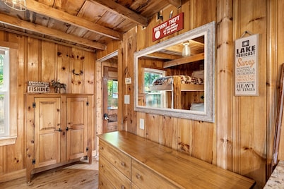 Kettle Cove Cabin. Lake Sebago Beach Access. Fire pit. Grill. Blackstone. Games