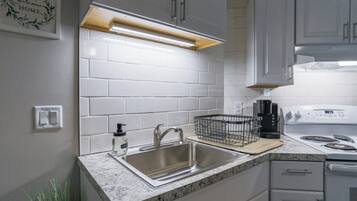 冰箱、微波炉、烤箱、炉灶