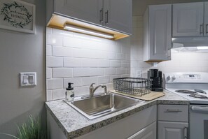 Een koelkast, een microgolfoven, een oven, een kookplaat