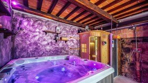 A hot tub with a wooden cabin and a stone wall. - Lovely apartment in Castiglione d'Orcia (Castiglione d'Orcia)