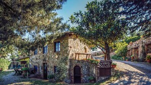 A rustic stone building with a sign reading "Agriturismo Vino". - Lovely apartment in Castiglione d'Orcia (Castiglione d'Orcia)