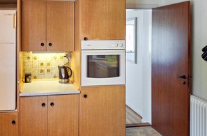 Geladeira, micro-ondas, cooktop, lava-louças