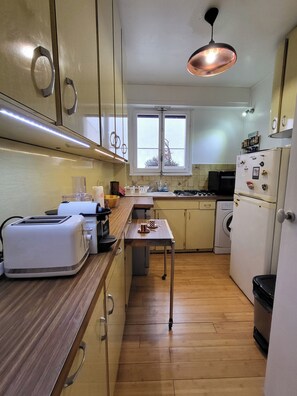 Kylskåp, mikrovågsugn, ugn och spishäll