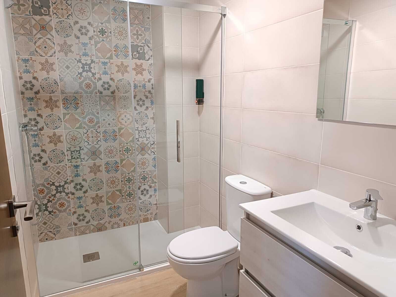 Baño | Ducha, suelo radiante, toallas y jabón