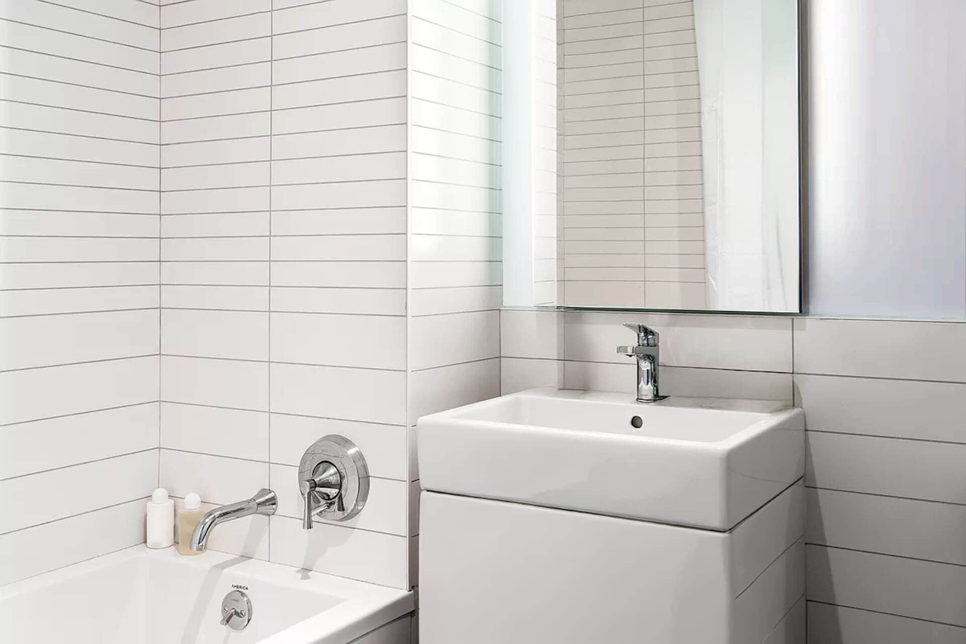 Een haardroger, handdoeken, zeep, shampoo