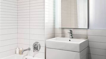 Secador de pelo, toallas, jabón, shampoo