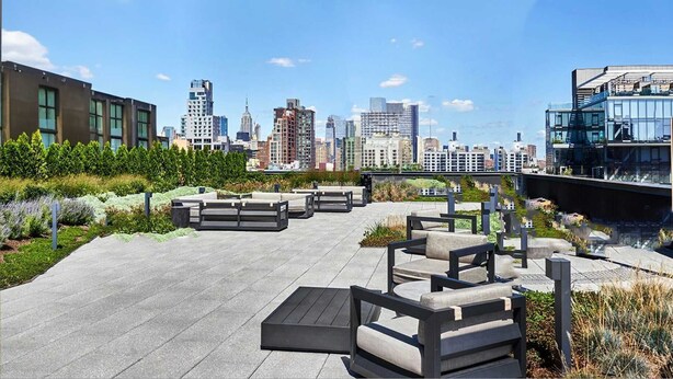 A rooftop terrace with seating areas, a city skyline view, and modern buildings in the background. - Luxury 1BR - Balcony- Elevator - Gym - Lounge -Rooftop -In Unit Laundry - Manhattan (New York)