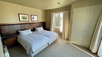 2 bedrooms, iron/ironing board, bed sheets