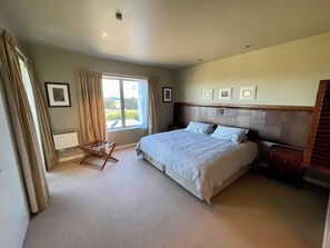 2 bedrooms, iron/ironing board, bed sheets