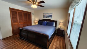 3 soverom, skrivebord, strykejern/-brett og reiseseng for barn