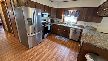 Coffee/tea maker, fridge, microwave, oven